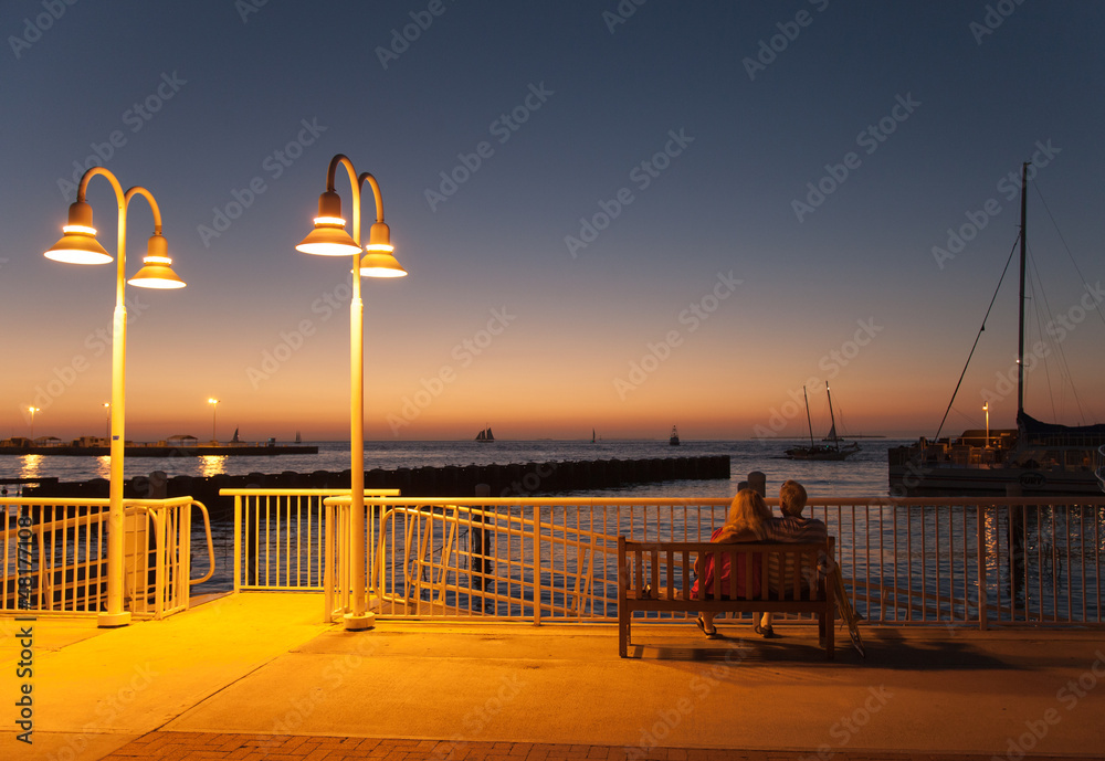 Obraz premium Paar bei Sonnenuntergang