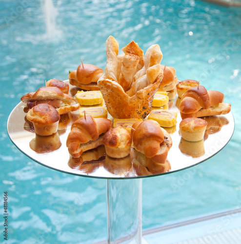 Fotografía Buffet of savory bread and croissants