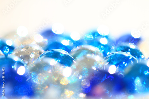 青と透明のガラス玉 白バック