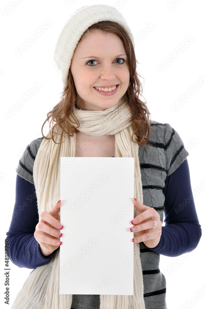 Junge Frau in Winterkleidung hält leeres Schild Junge Frau in Winterkleidung hält leeres Schild