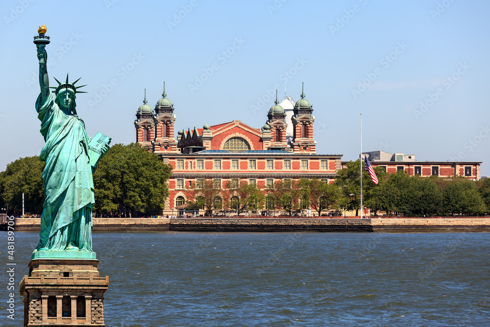 Naklejka premium Nowy Jork - Ellis Island i Statua Wolności