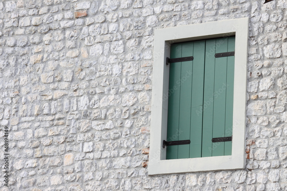 Window on the stoned wall - Finestra sul muro di pietra