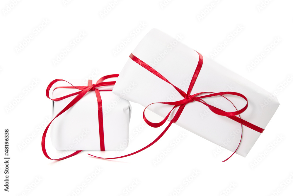 Zwei weiße Geschenke mit roter Schleife isoliert Zwei weiße Geschenke mit roter Schleife isoliert