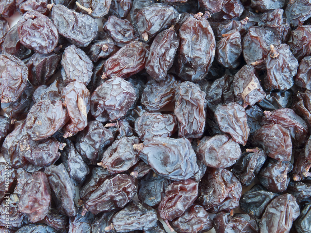 black raisins