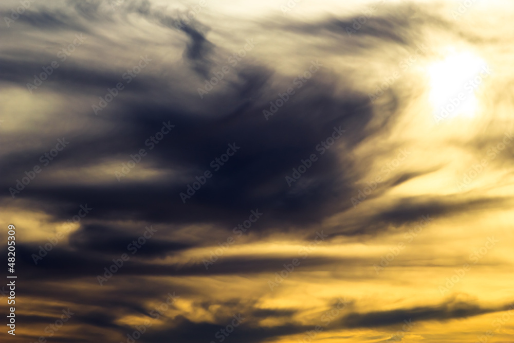 Obraz premium dramatic dark cloudy sunset