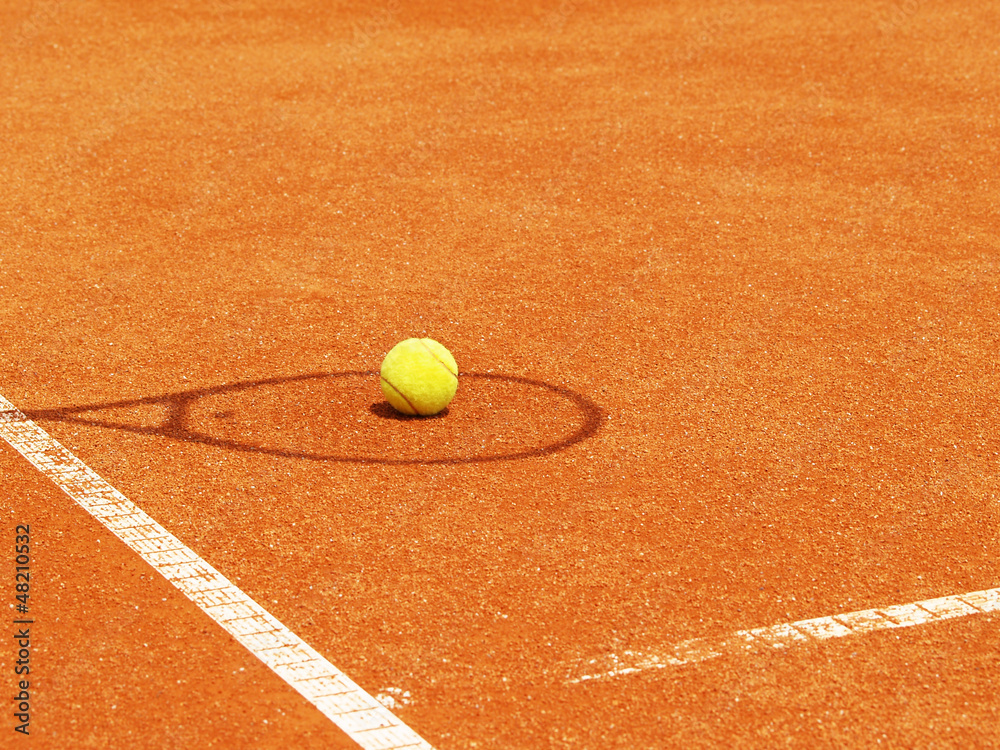 Tennisschläger Schatten mit Ball im Tenniscourt 48