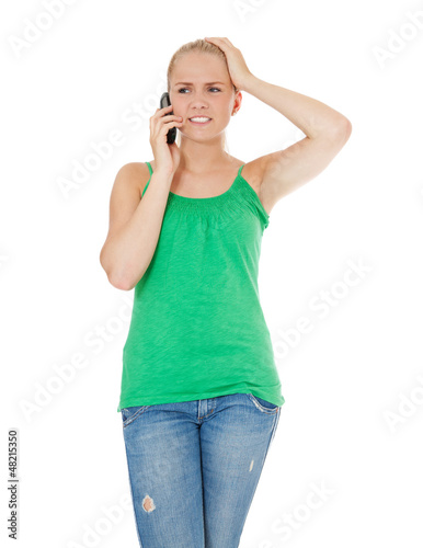 Attraktives Mädchen erhält schlechte Nachrichten am Telefon