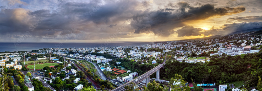 Fototapeta premium Ville de Saint-Denis à l'aube - La Réunion