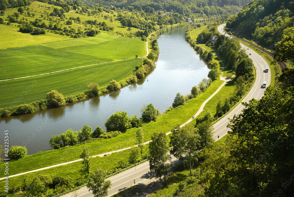 Fototapeta premium Deutsche Landschaft mit Feldern, Fluss und Straße