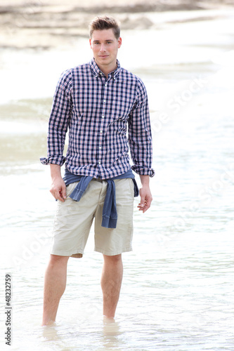 Fotografia ansgar,debout,plage,chemise
