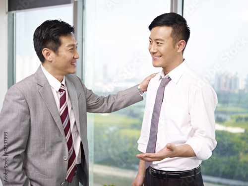 Fotografie asian business people standing and talking in office