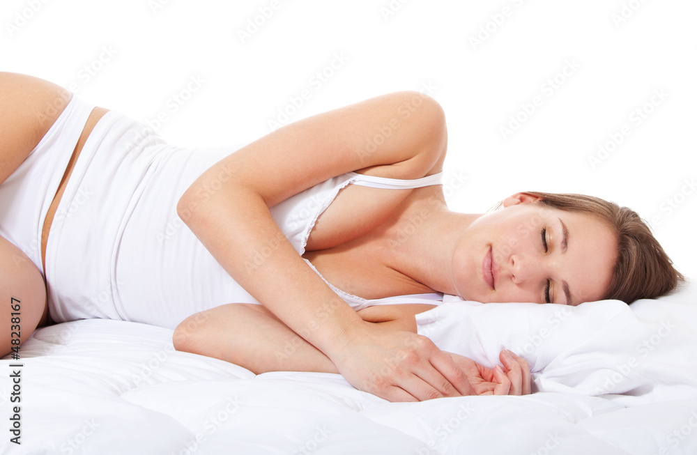 Attraktive junge Frau schläft ruhig im Bett Attraktive junge Frau schläft ruhig im Bett