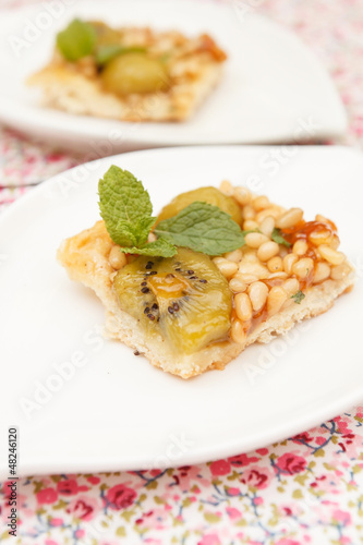 tart with kiwi and nuts