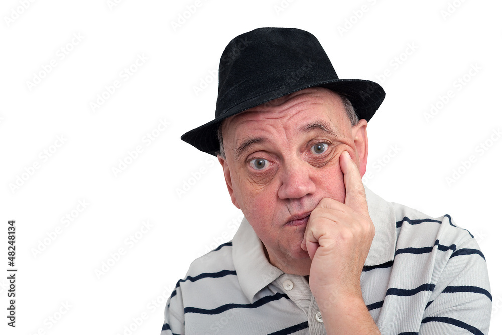 homme âgé qui réfléchi sur fond blanc