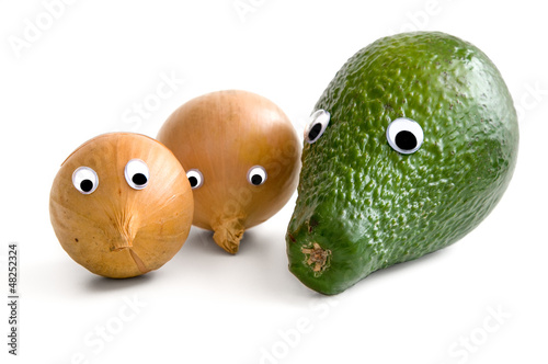 Avocado und Zwiebeln mit Augen