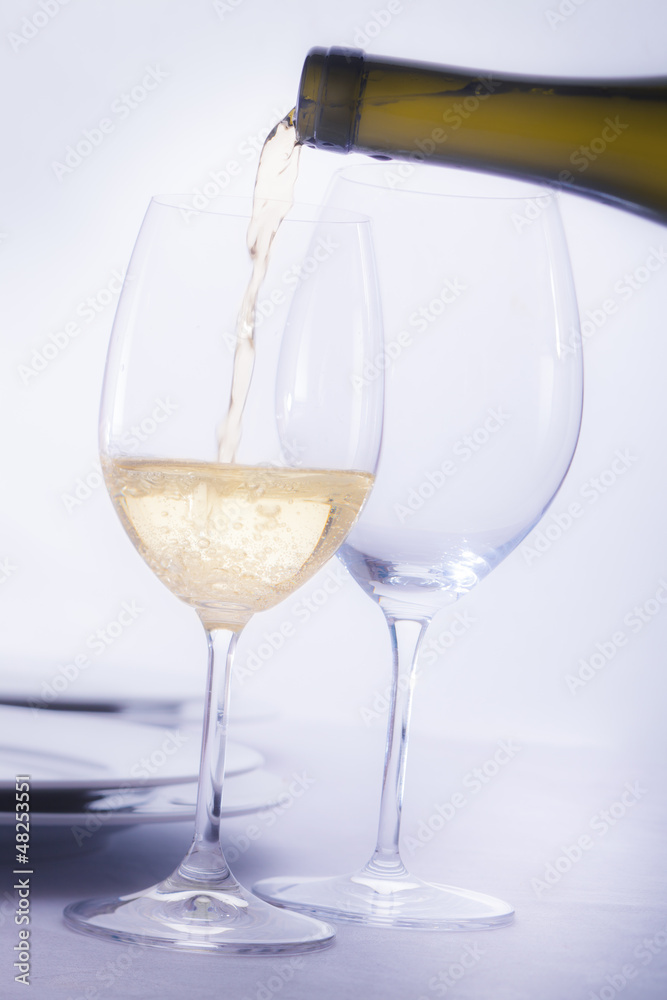 Weißwein einschenken Weißwein einschenken