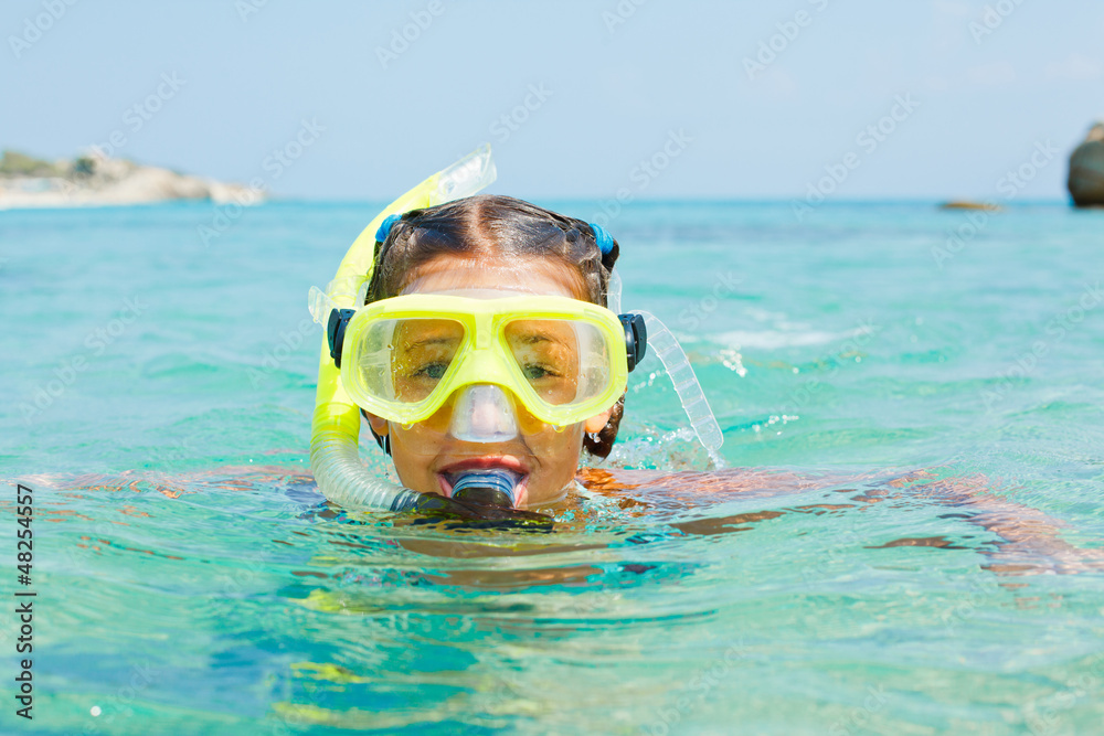 Naklejka premium The girl in scuba mask