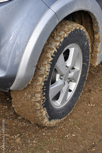 Ruota di jeep fuoristrada con fango