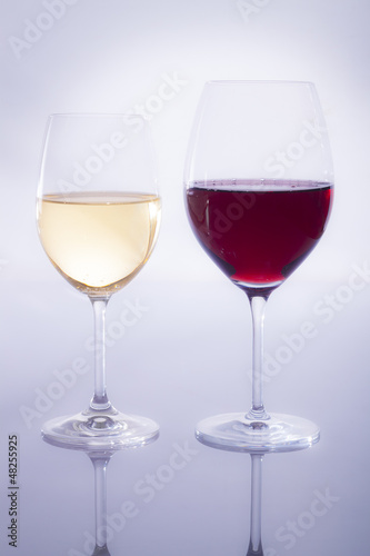 Weißwein und Rotwein