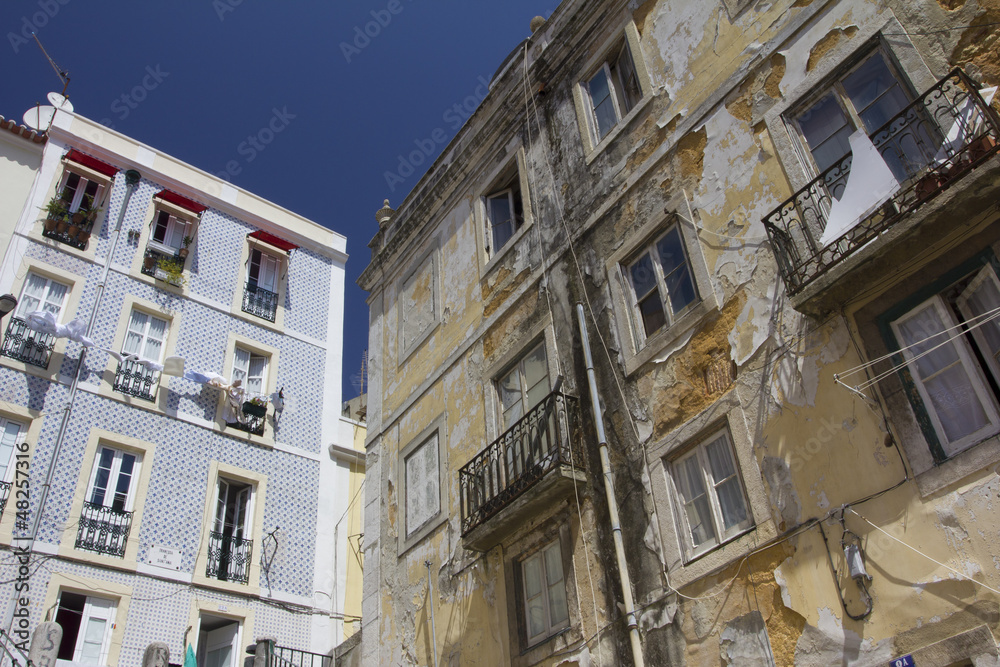 Altes und neues Gebäude in Lissabon