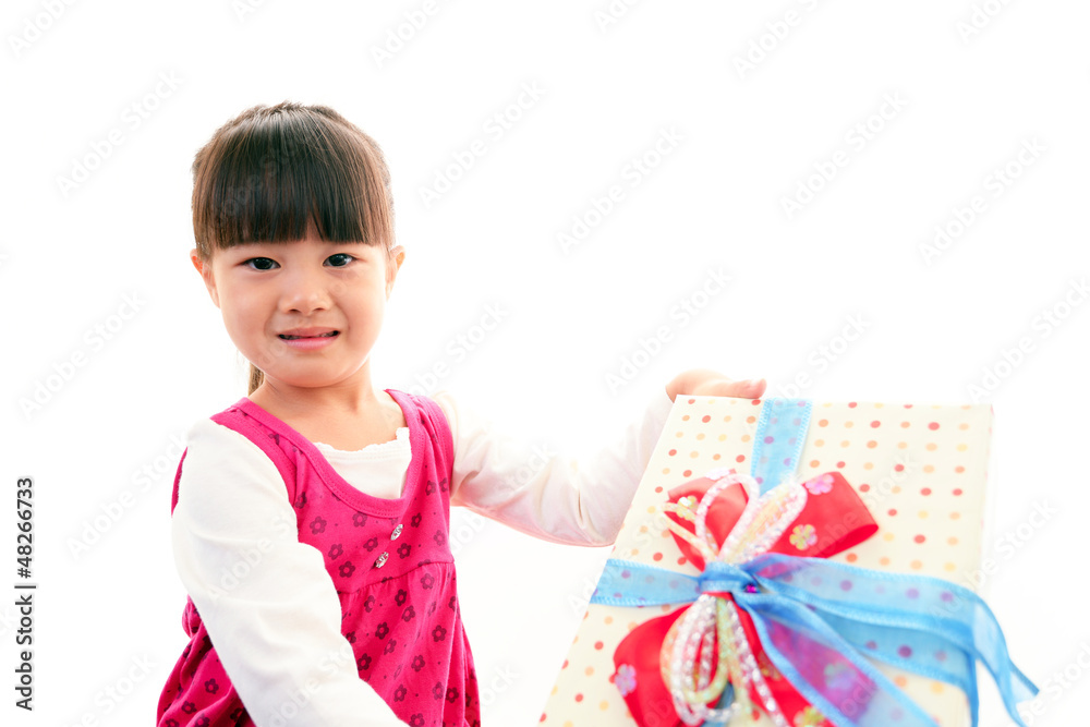 プレゼントを持つ笑顔の女の子 プレゼントを持つ笑顔の女の子