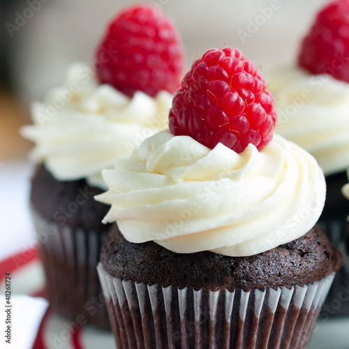 Fototapeta Raspberry chocolate cupcakes