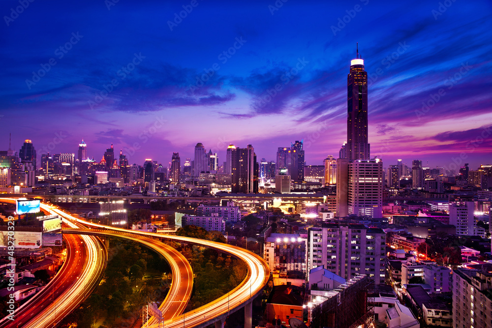 Obraz premium Ruch w nowoczesnym mieście w nocy, Bangkok Tajlandia
