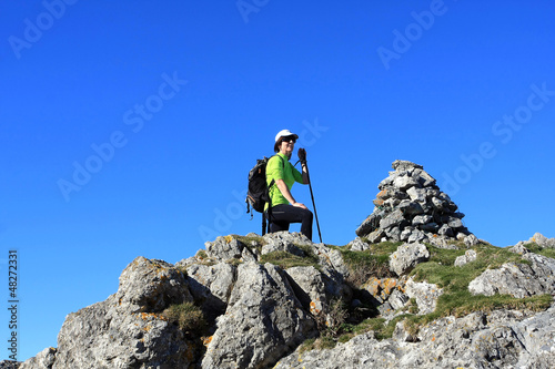 Femme pratiquant la randonnée en montagne