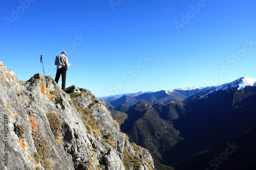 Homme pratiquant la randonnée en montagne