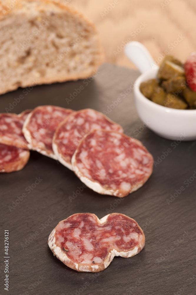 Saucisson coupé en rondelles