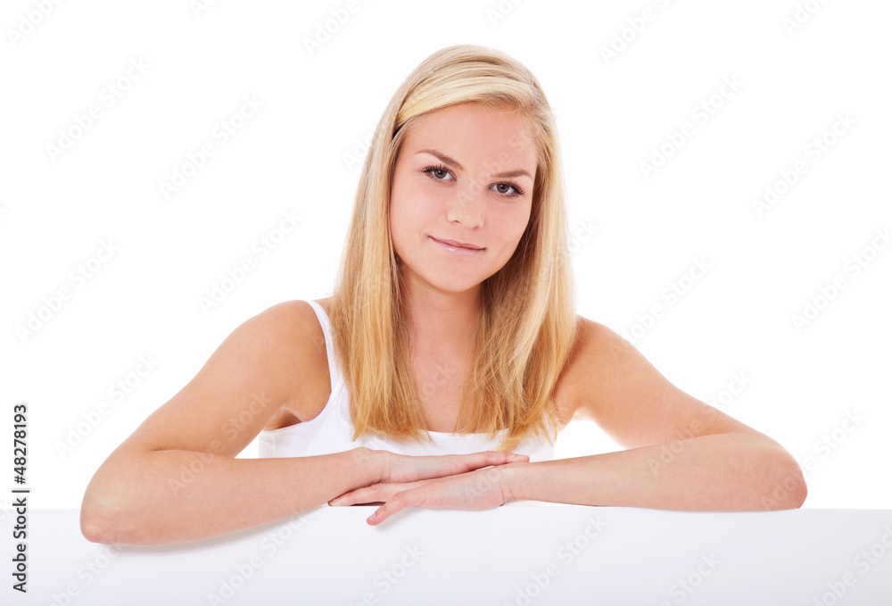 Attraktive junge Frau hinter weißer Wand Attraktive junge Frau hinter weißer Wand