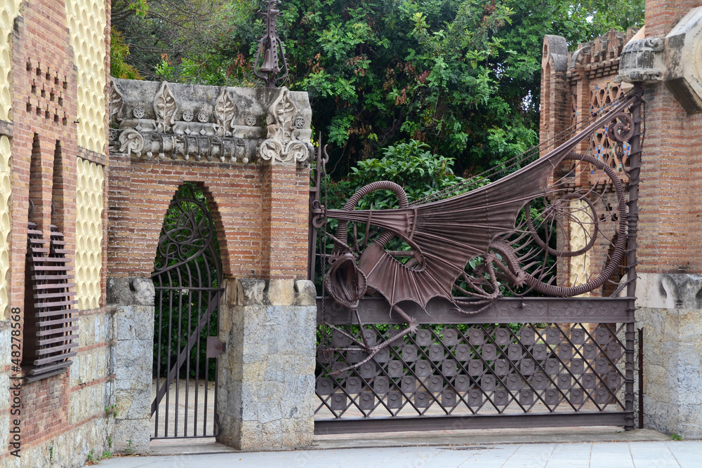 Fototapeta premium Dragón mitológico en jardín de las Hespérides - Barcelona