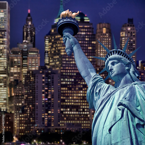 Tableau sur toile Statue de la liberté carré, fond Manhattan de nuit, New York USA