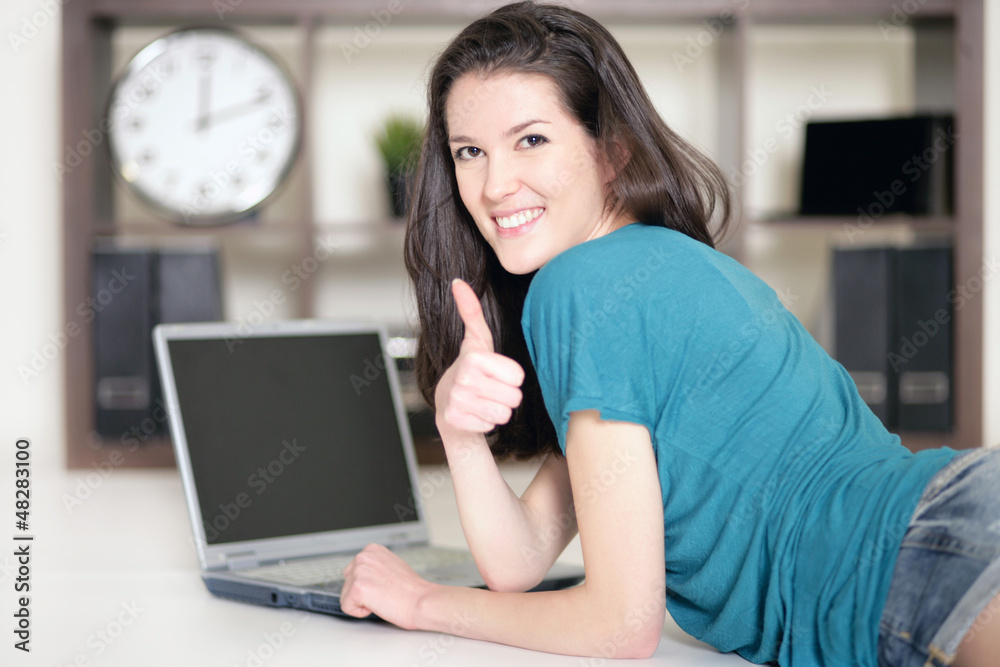 Fototapeta premium junge Frau zuhause am Notebook