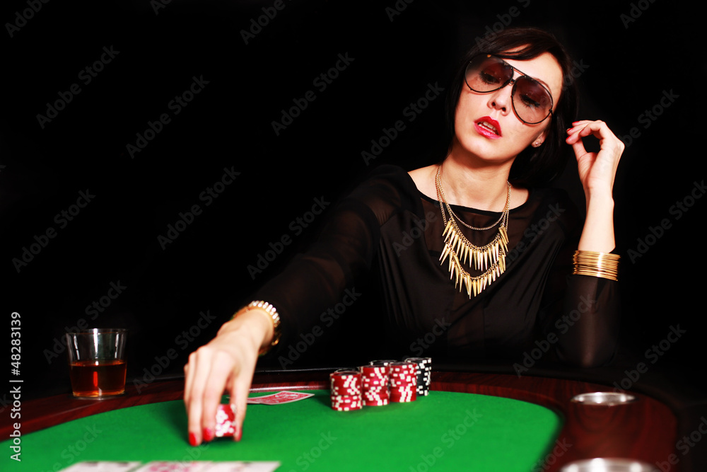 Fotka „Frau mit Sonnenbrille spielt Poker“ ze služby Stock | Adobe Stock