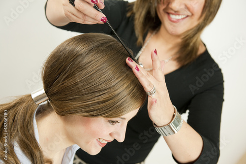 Fotografía Coiffeuse coiffant une jeune femme