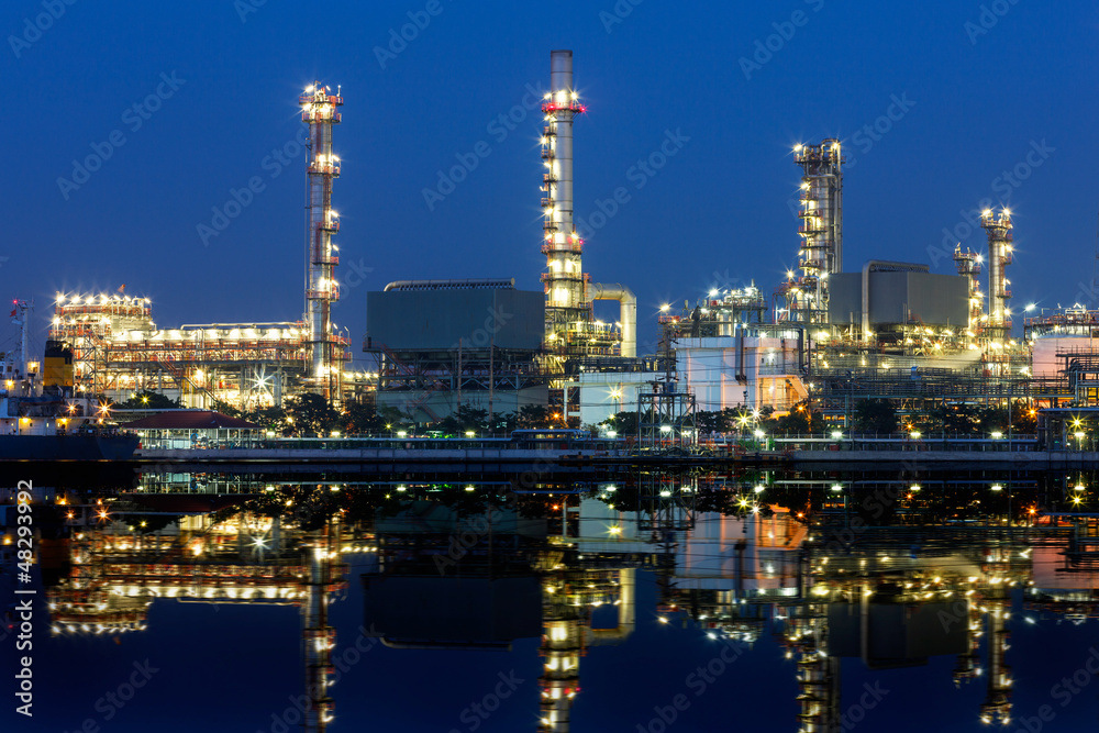 Obraz premium Oil refinery factory