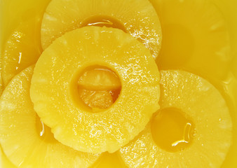 Keuken achterwand Plakjes fruit Sappige ananas schijfjes close-up  © Stillfx