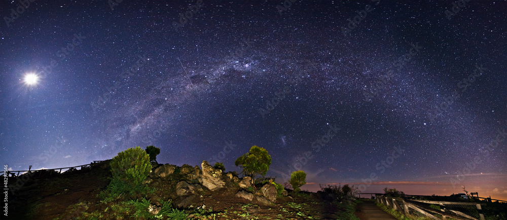 Naklejka premium Voie lactée depuis les hauteurs de la Réunion