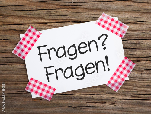 Klebestreifen Zettel auf Holz FRAGEN? FRAGEN!