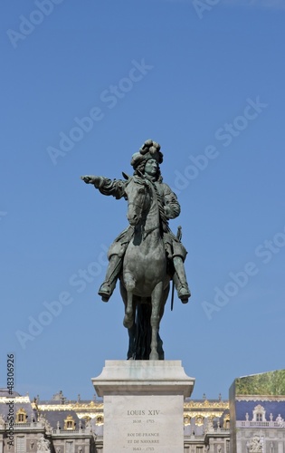 Louis XIV statue   questre  ch  teau de Versailles  France 