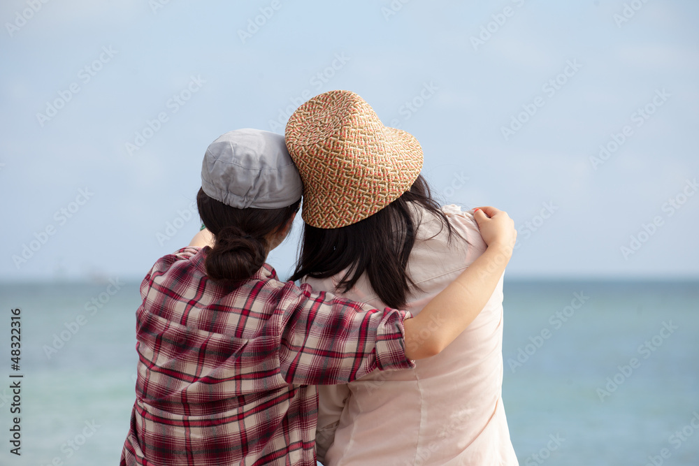 Paar schaut aufs Meer