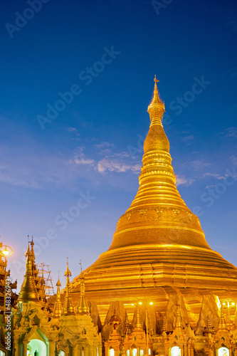Fototapeta atmosphere of dawn at Shwedagon pagoda in Yagon, Myanmar