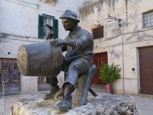 A statue of a tinker on a square in Matera in Italy © Frouwina Harmanna va