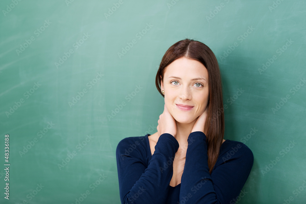 studentin lehnt an der tafel studentin lehnt an der tafel