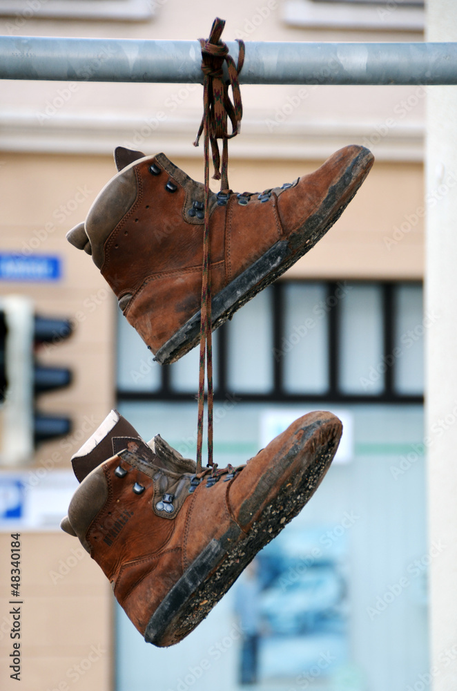 Foto wärmepumpenseo - zwei alte Schuhe hängen an einer Stange