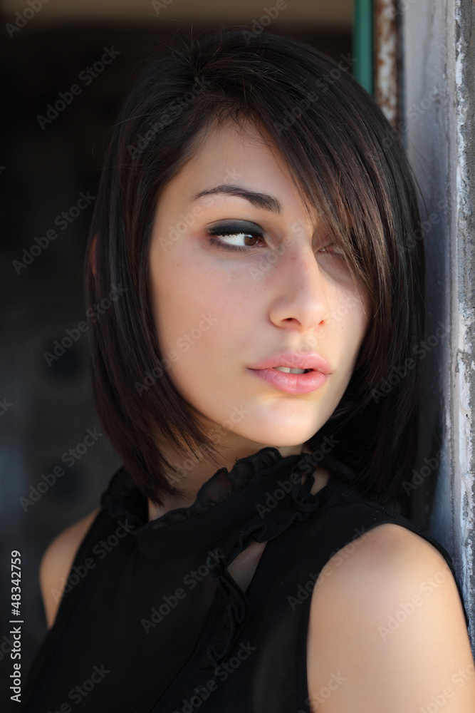 Ritratto di ragazza in nero