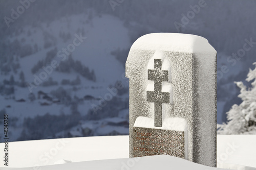 Monument aux morts français avec croix de Lorraine  en hiver photo