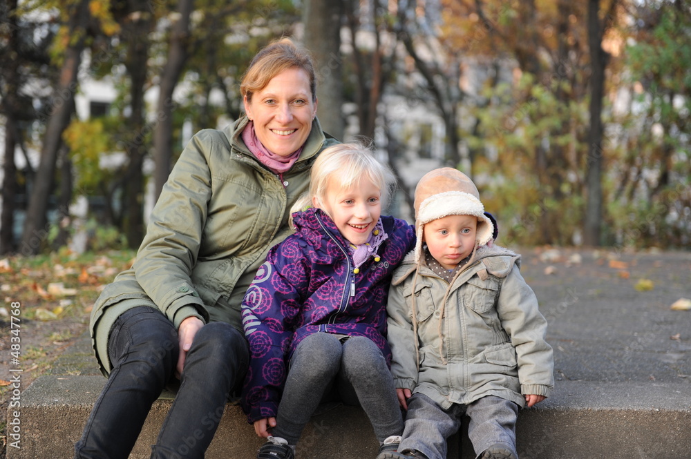 Mutter mit zwei Kindern auf dem Spielplatz Mutter mit zwei Kindern auf dem Spielplatz