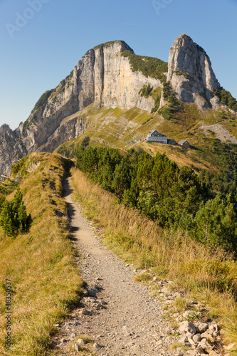 Obraz na płótnie hiking path and guesthouse w salonie